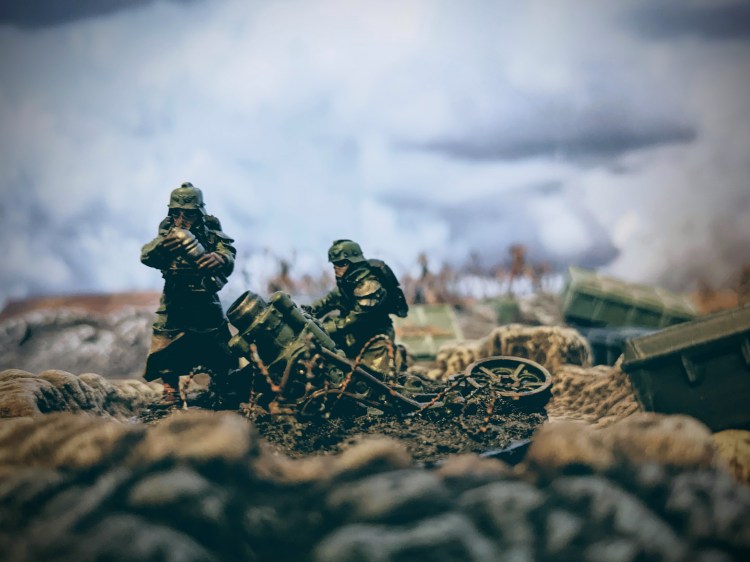 Siege of Vraks - Krieg mortar team supports the main assault, firing from the centre of a crater. 